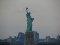 为什么自由女神像老站在纽约港？