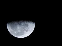月亮有时看上去是一弯月牙，月牙外的月球仍有微微亮光，天文学家称这种现象为28、“灰光”。灰光是指？