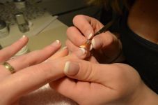 指甲不停地长是因为指甲的组成部分硬角质蛋白？