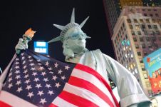 自由女神像”是哪个国家送给美国的礼物？