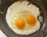 土里长个麻麻蛋，剥出是个红红蛋，揭开是个白白蛋，吃在嘴里是香蛋蛋。 （打一植物）
