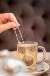 茶叶传入欧洲后，英国人养成了饮午茶的习惯，他们一般何时饮“午茶”？