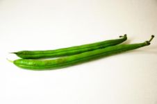 细细长长像豆角，绿衣披身味香辣。「打一蔬菜」