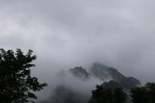 仙境瓦莱塔，乃有雾霭悬「六字网络流行语」